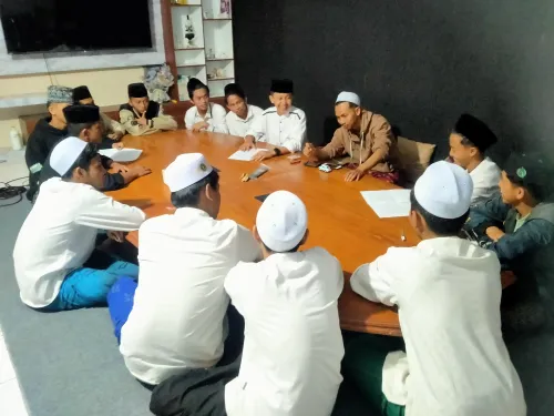 HANGAT DAN DINAMIS: Osim dan Siswa MA Nurul Qarnain Bedah Pro-Kontra mengapa ber-Maulid Nabi